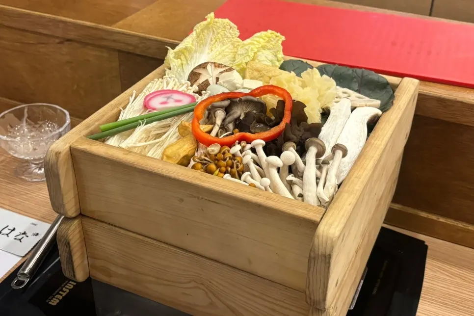 편백 찜기에 담긴 고기와 채소
