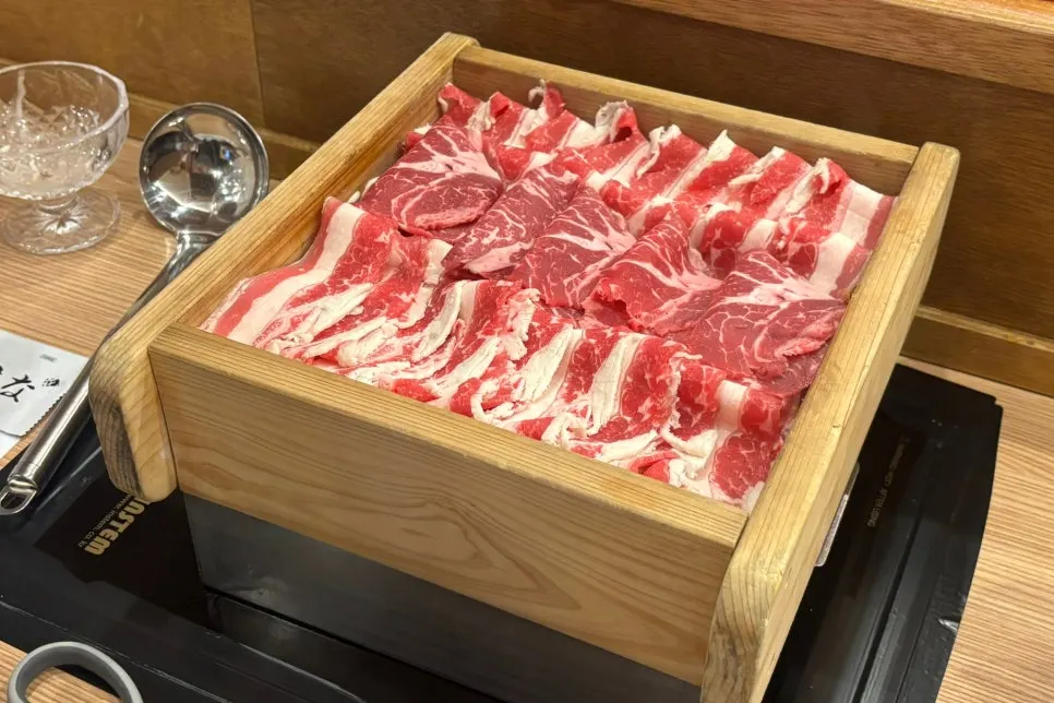 배추와 버섯이 푸짐하게 담긴 세이로무시 재료