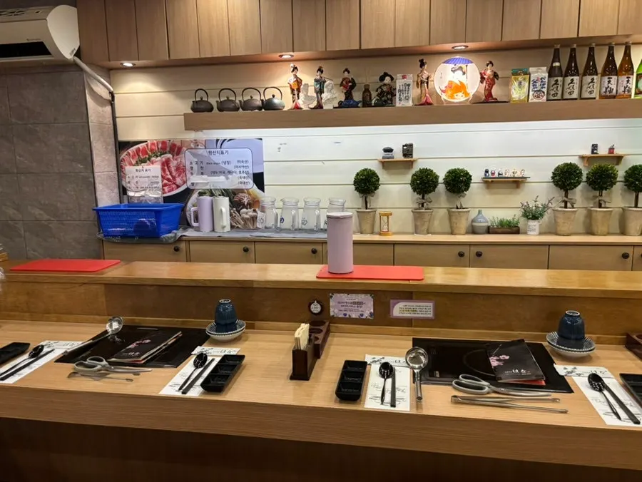 은은한 조명의 샤브샤브 전문점 홀 전경