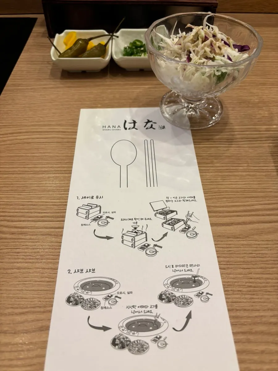 다찌석에 놓인 생맥주 두 잔