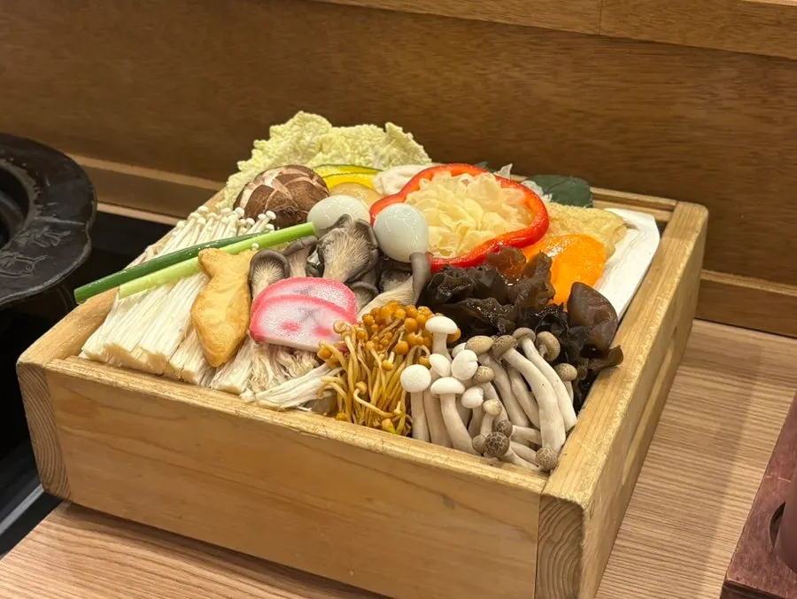 끓고 있는 샤브샤브 육수 냄비