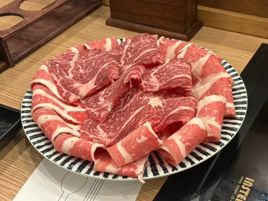 버섯과 어묵, 단호박이 담긴 푸짐한 야채 플레이트