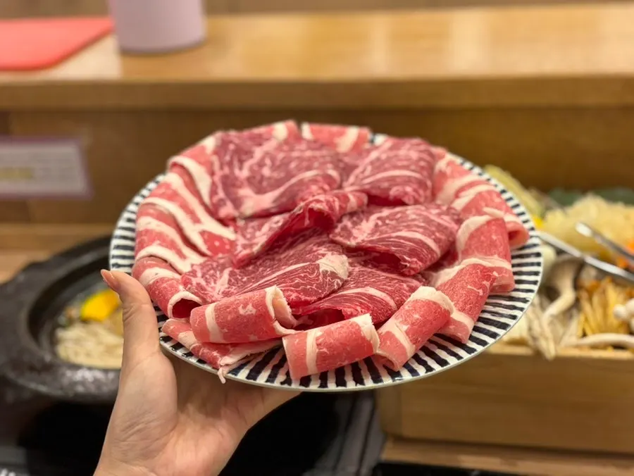 주문 후 바로 썰어 나온 샤브샤브용 소고기