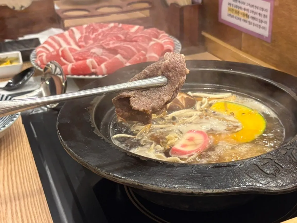 접시에 펼쳐진 블랙앵거스 냉장 소고기