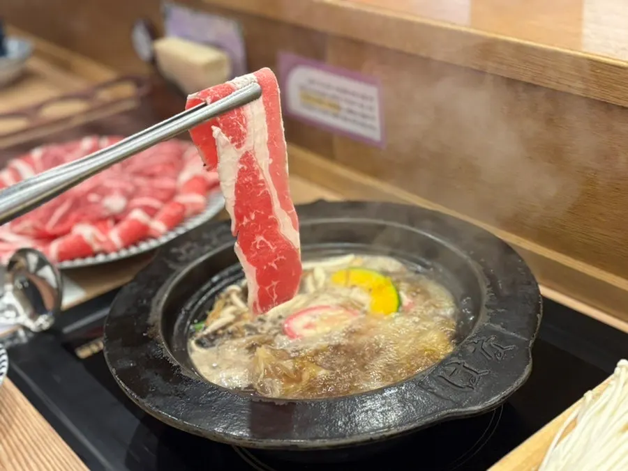 육수에 소고기를 데치는 모습