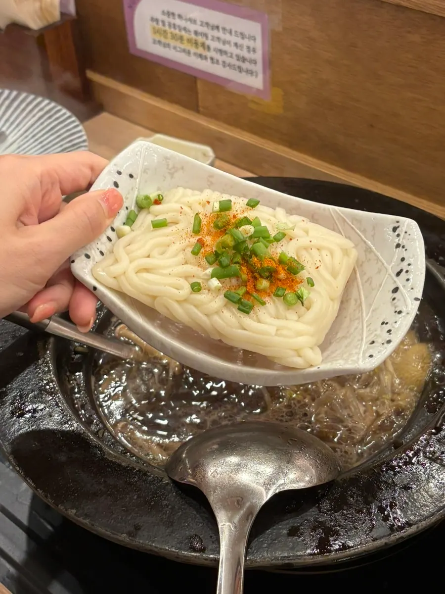야채와 고기를 넣어 끓이는 나베식 샤브샤브