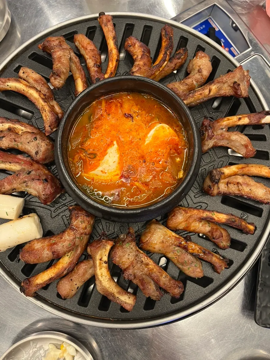 Jjokgalbi spread out on the grill to warm
