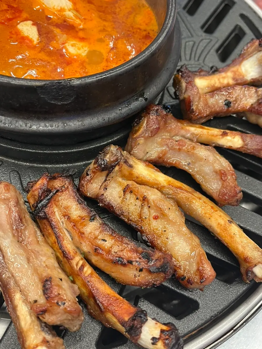 Soft tofu stew and jjokgalbi on the grill