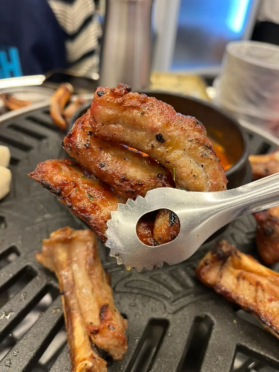 A piece of salt jjokgalbi picked up for a bite