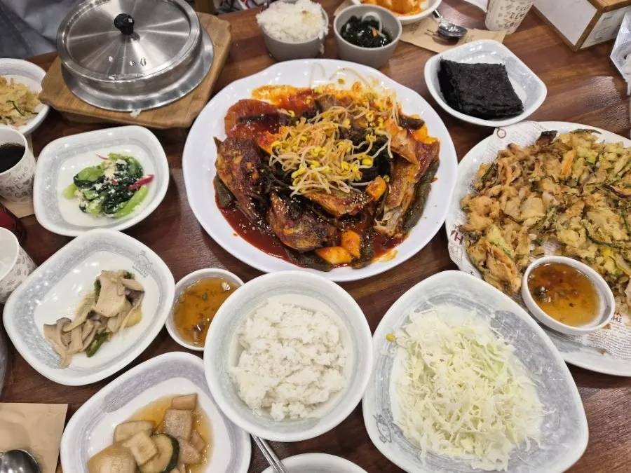 코다리조림과 해물전이 함께 차려진 상차림