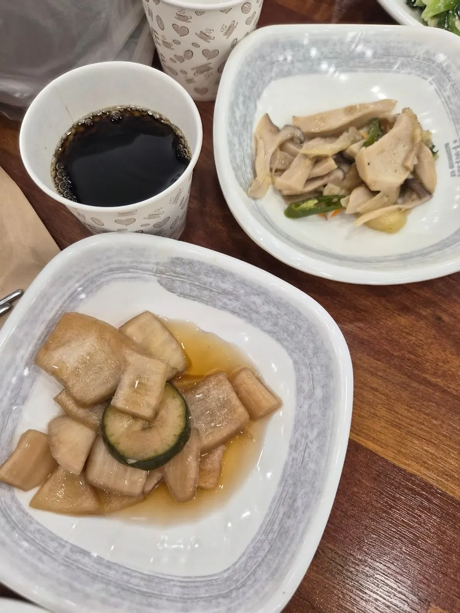 밑반찬과 코다리조림이 놓인 테이블