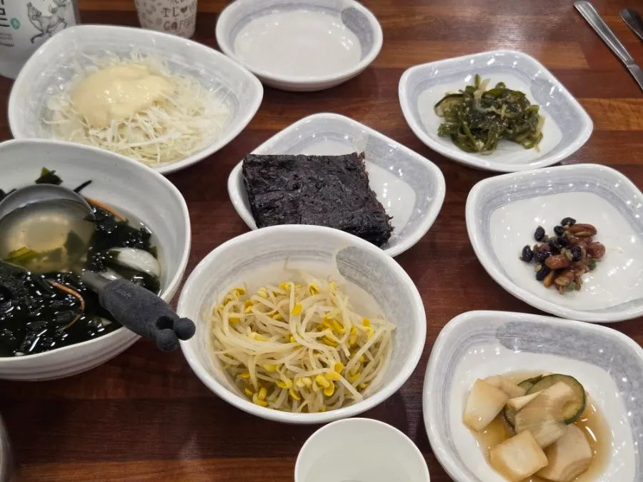 아기의자와 아기식기가 준비된 자리