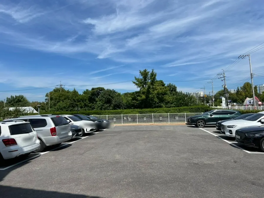 Wide parking lot in front of Baekheukdam