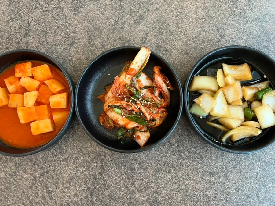 Side dishes served with the samgyetang
