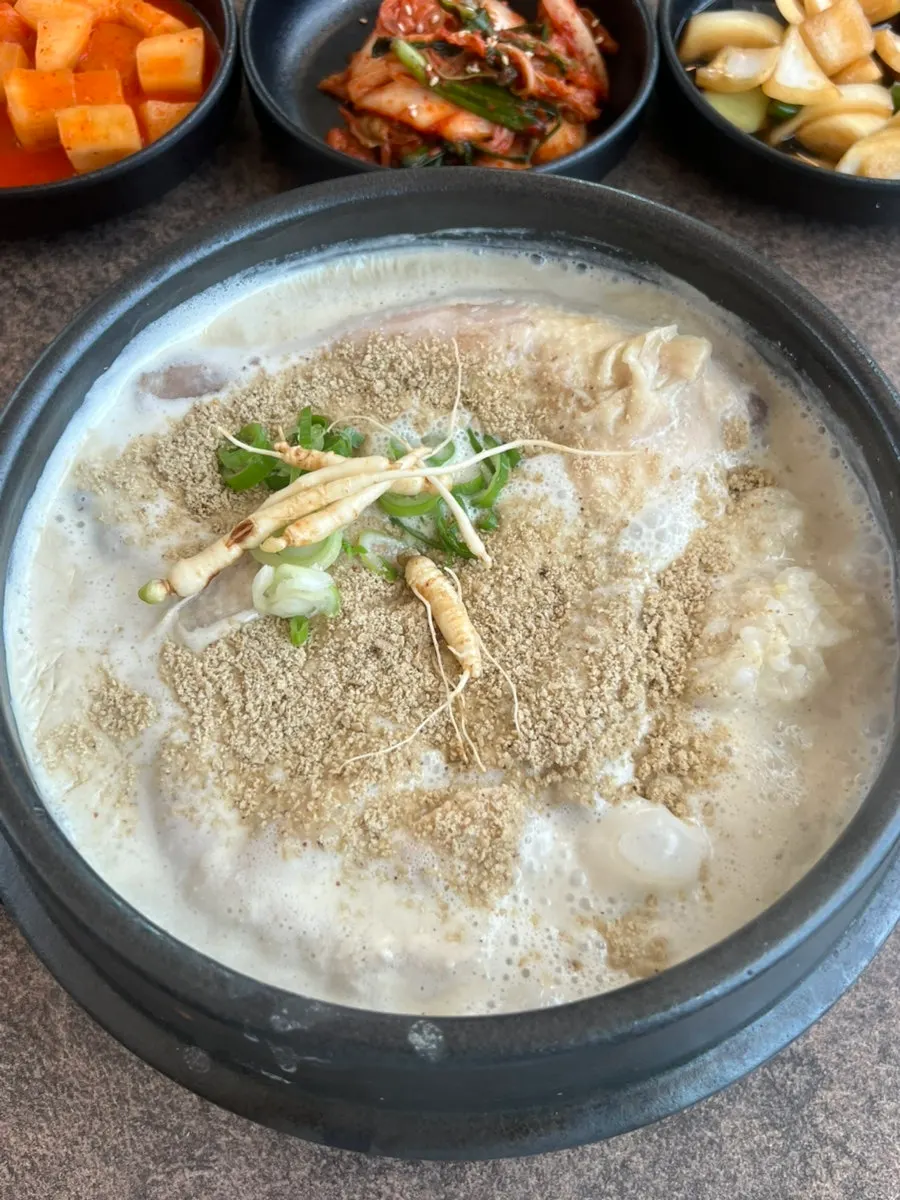 Self-serve side dish bar at Baekheukdam