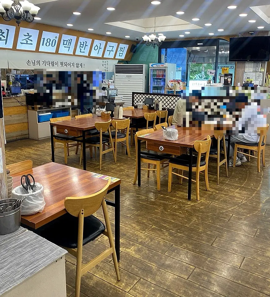 깔끔하고 넓은 매장 내부