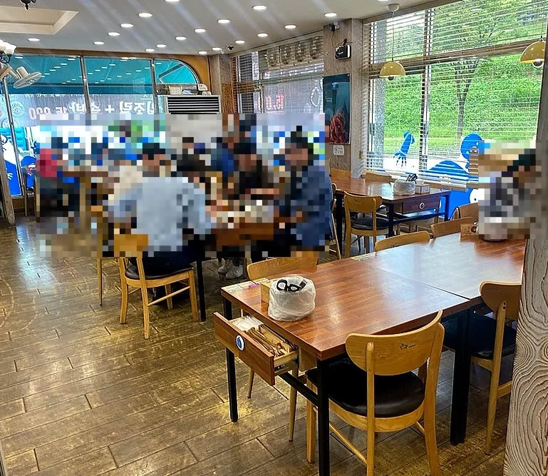 단체 식사가 가능한 내부 공간