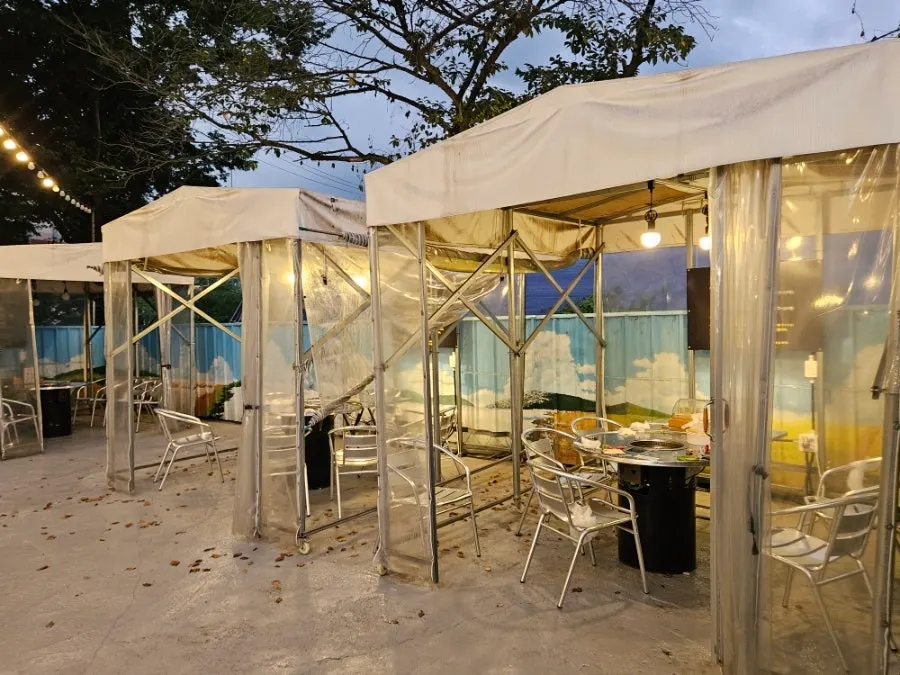 Overview of Ikkjujeokku's outdoor tent seating