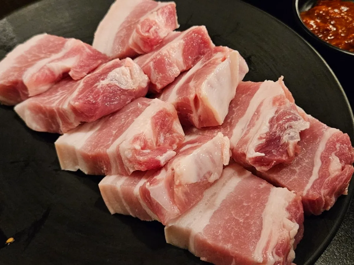 300g of five-layer pork belly cooking with bracken fern and bean sprouts