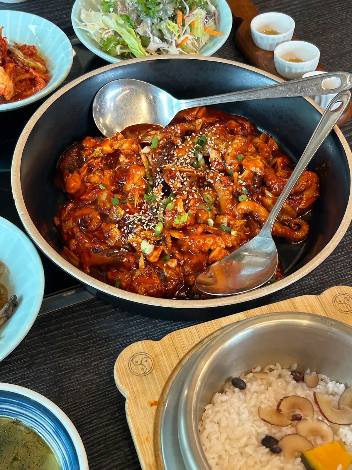 Jjukkumi pot-rice set meal