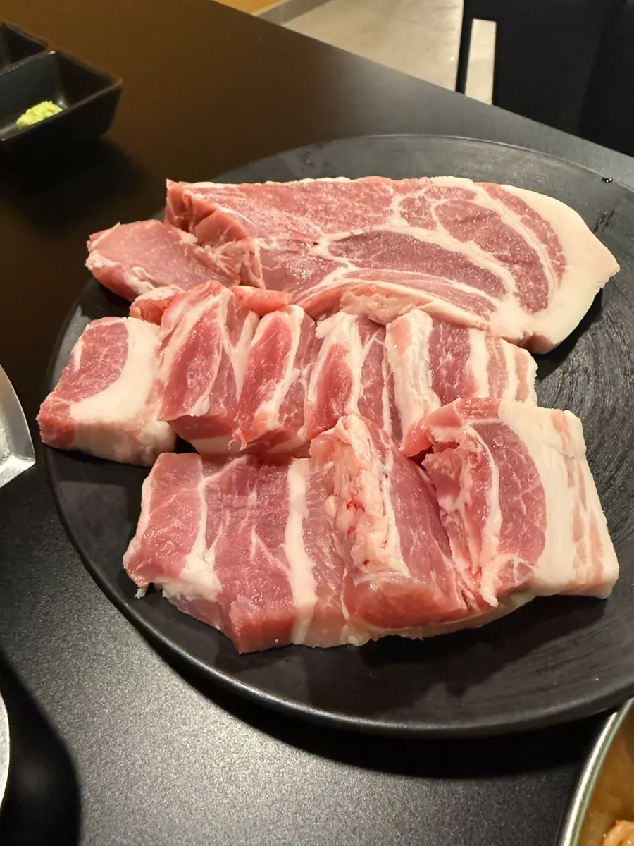 제주 백돼지 삼겹살과 목살 생고기 접시