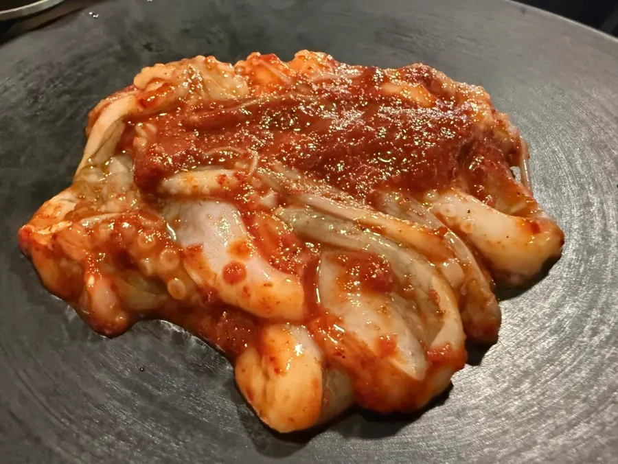 양념에 재운 냉장 쭈꾸미 접시