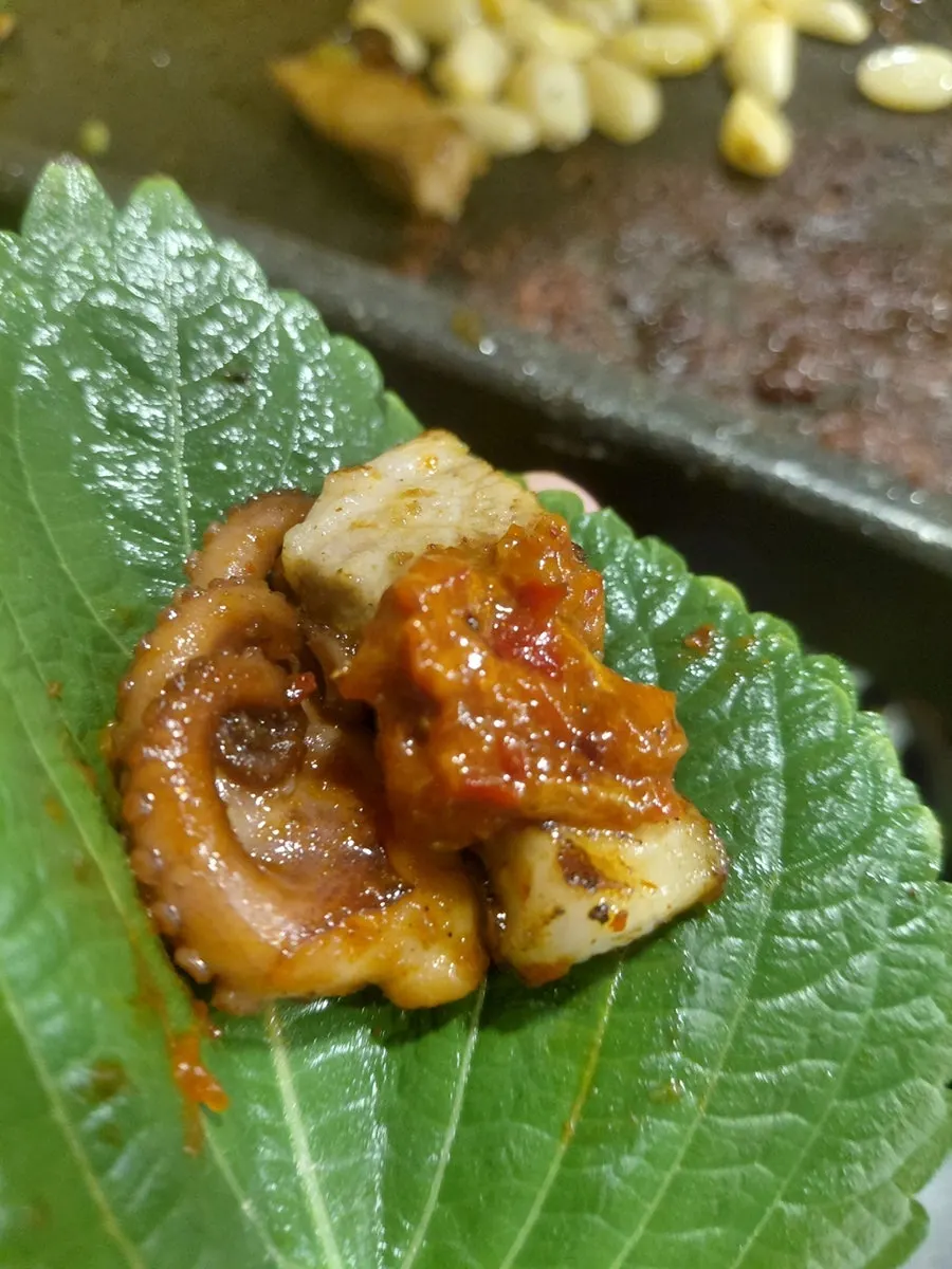 쌈채소에 올린 쭈꾸미와 고기