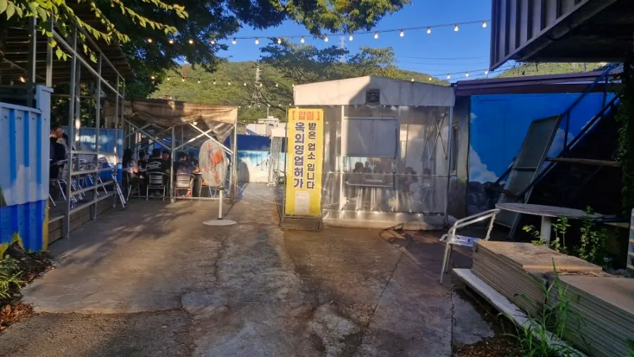 캠핑 컨셉 야외 숯불 테이블