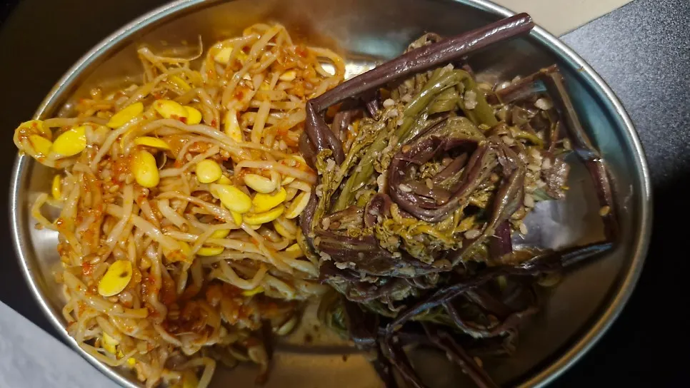 콩나물 무침과 고사리 반찬