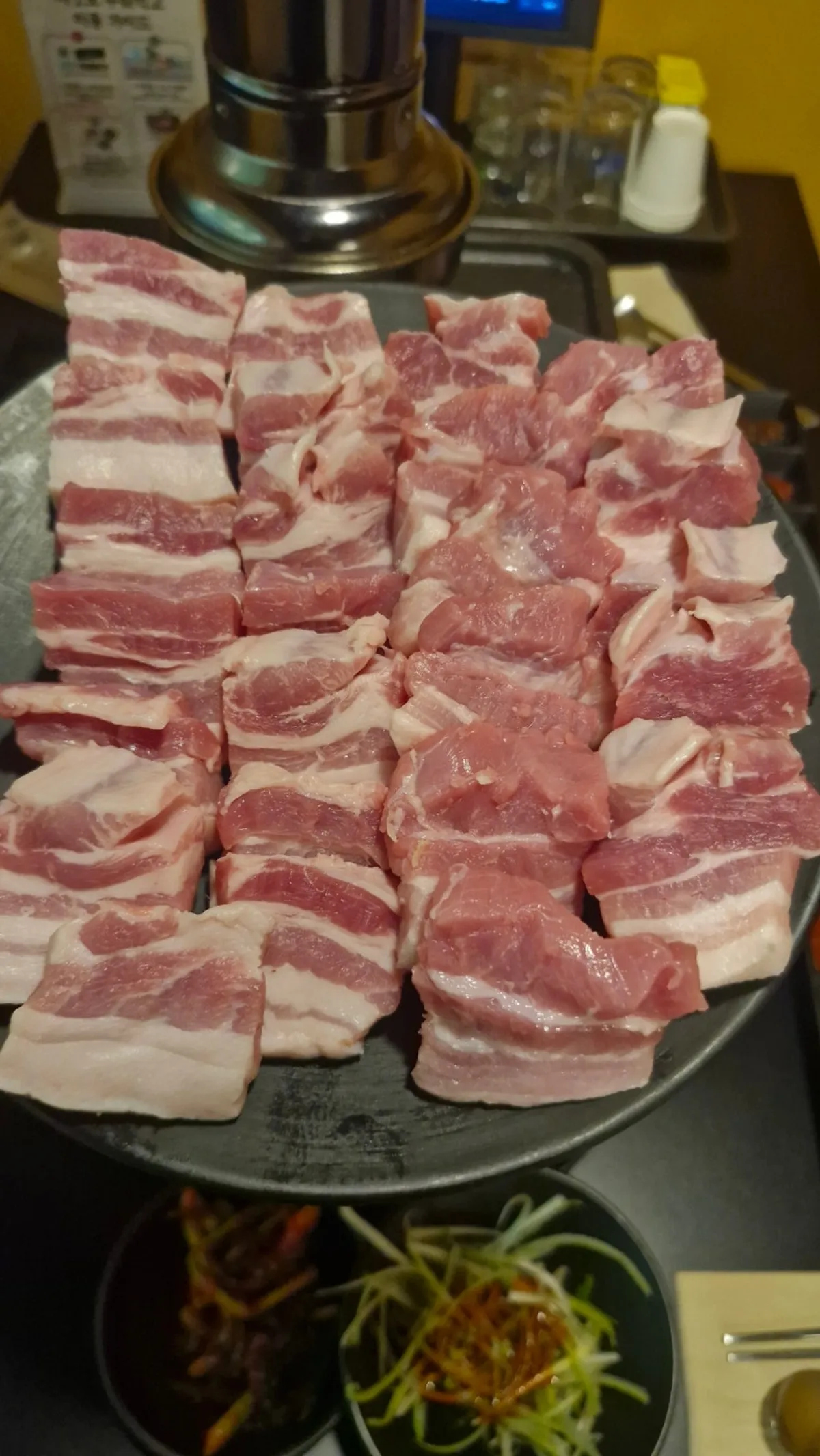 두툼한 제주백돼지 삼겹살과 오겹살 생고기