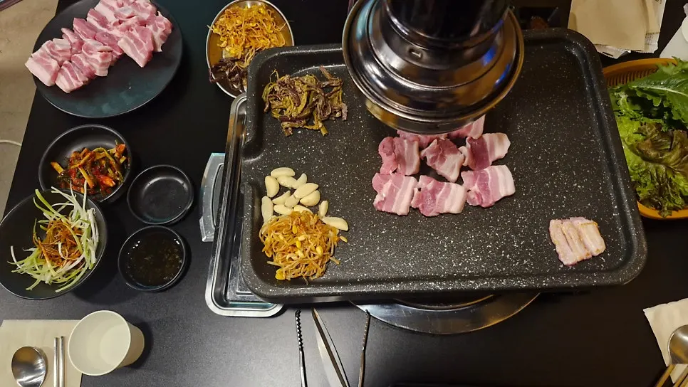 접시에 담긴 제주 생고기 삼겹살 오겹살