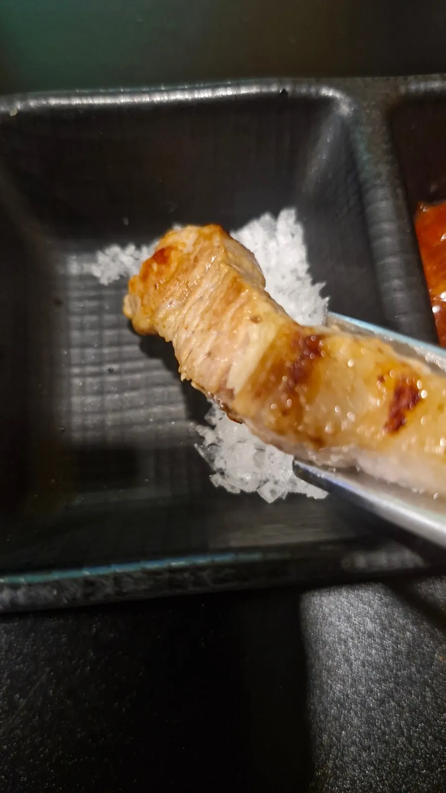 소금에 찍어 먹는 두툼한 삼겹살