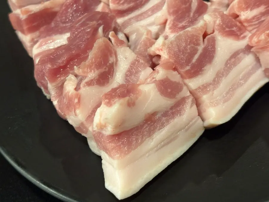 White pork belly served together with kimchi