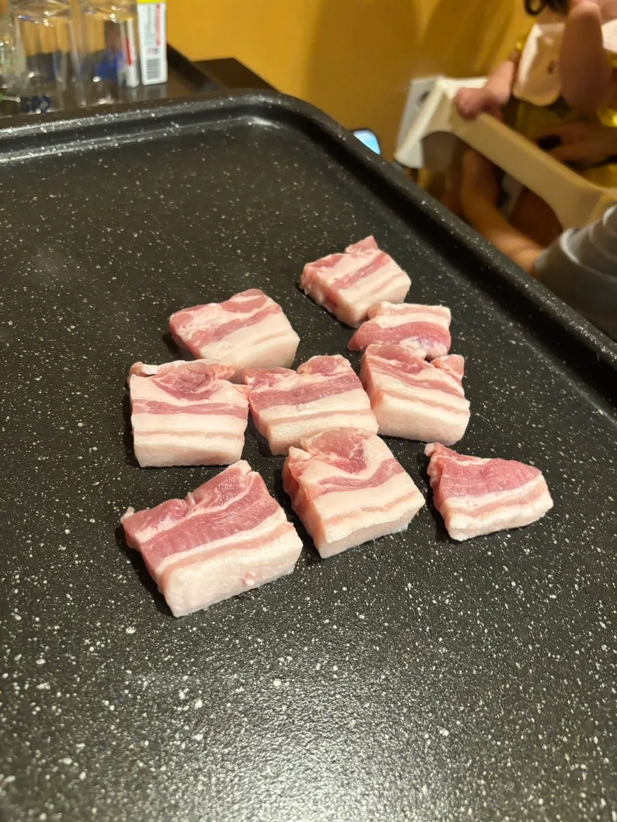 A plate of Jeju black pork fresh five-layer pork belly, 300g