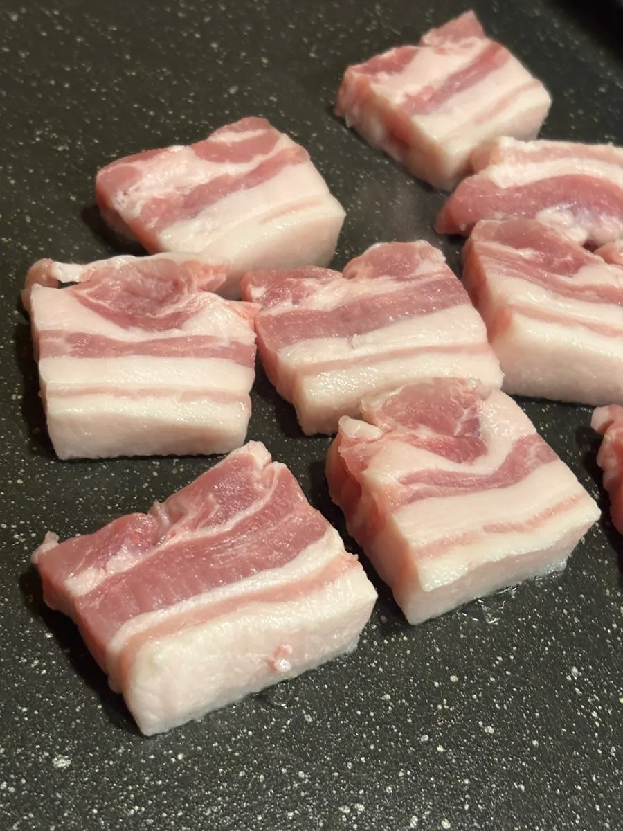 Five-layer pork belly grilling on the pan