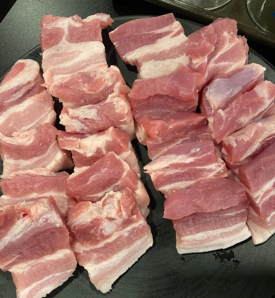 셀프바에서 가져온 고기 곁들임 반찬