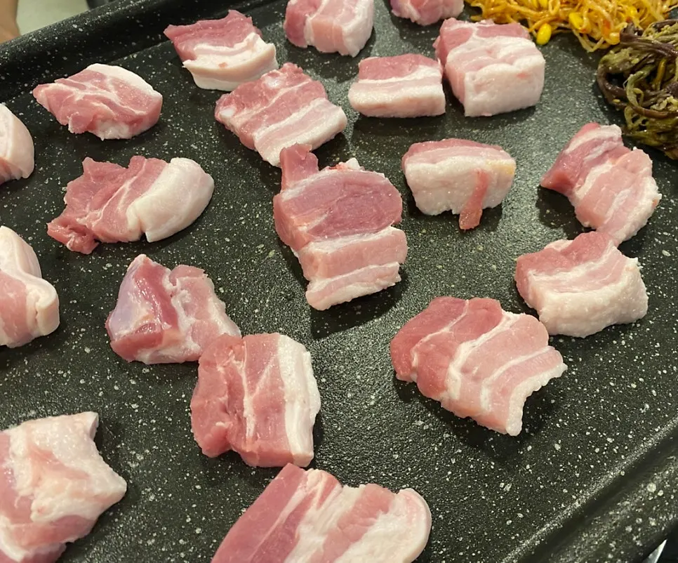 콩나물과 고사리를 곁들인 생오겹살
