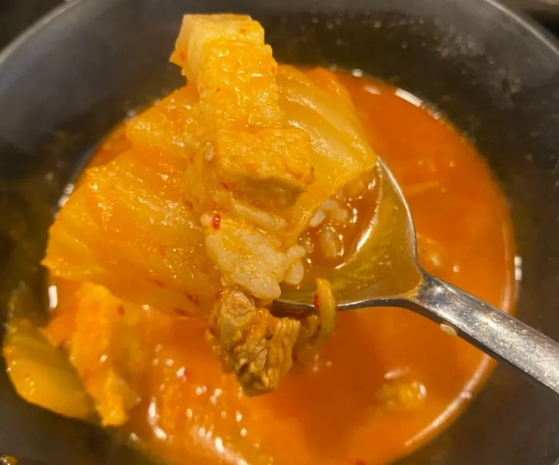 고기와 김치 건더기가 든 김치찌개