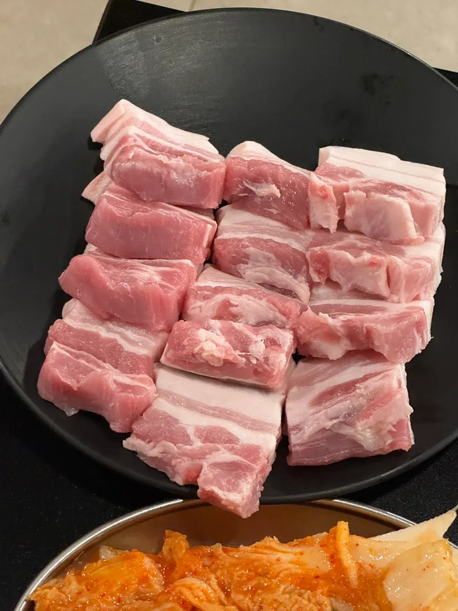 이꾸저꾸 김치삼겹살 상차림