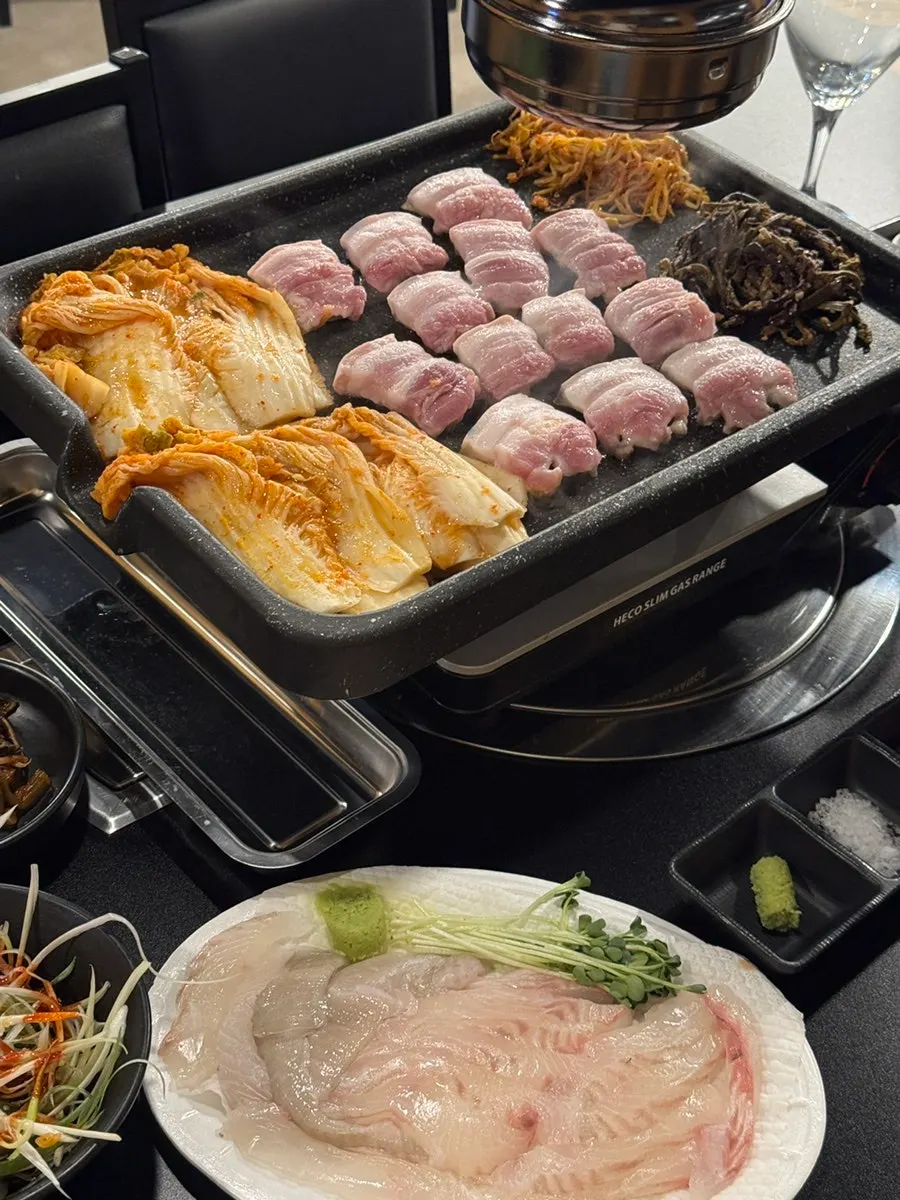 그리들 고기와 외부 반입한 광어회 세팅