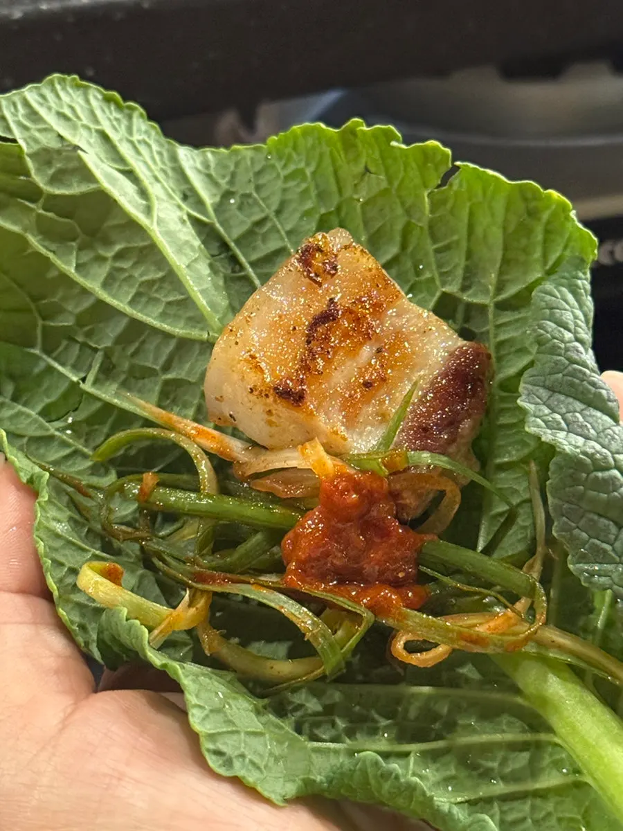 말돈소금에 찍어 먹는 두툼한 삼겹살
