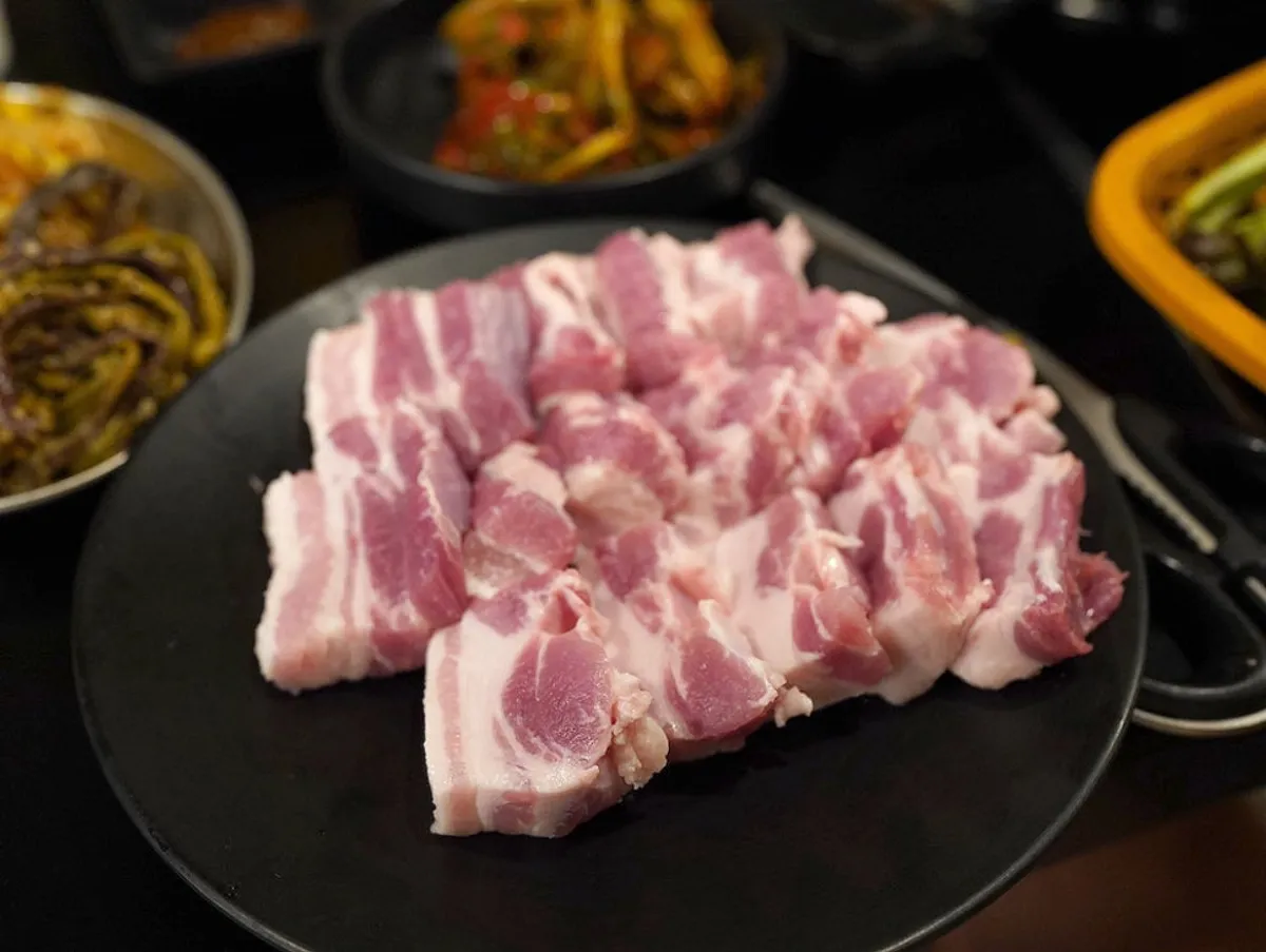 도톰하게 썰린 제주산 백돼지 삼겹살
