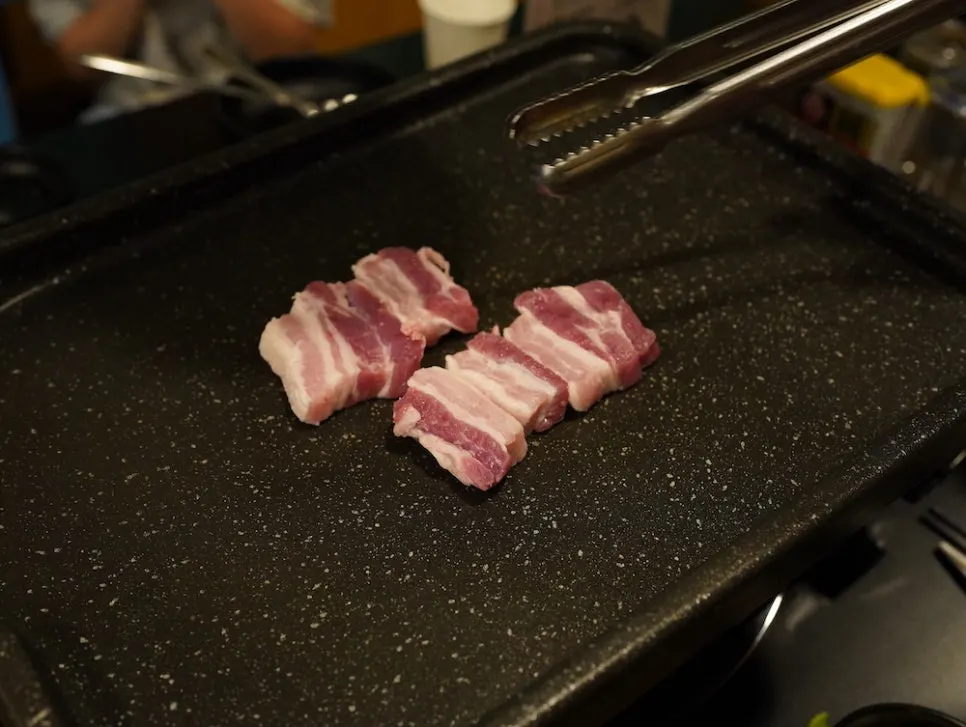 불판에 굽는 삼겹살