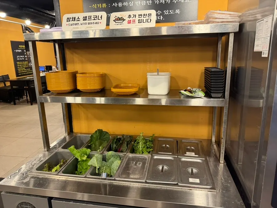김치와 고기를 함께 굽는 넓은 그리들