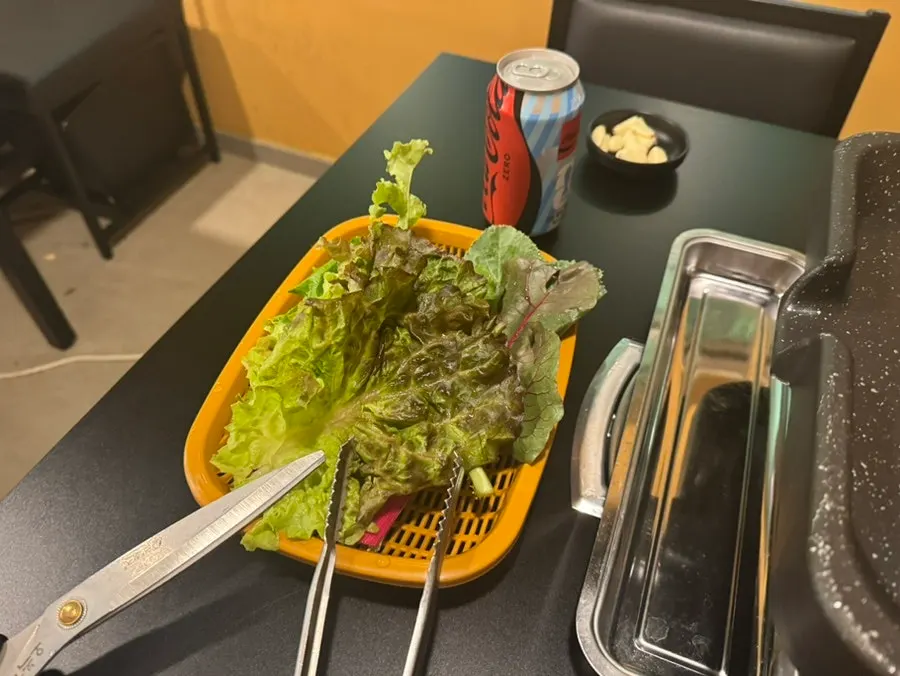 쌈채소와 양념 셀프바