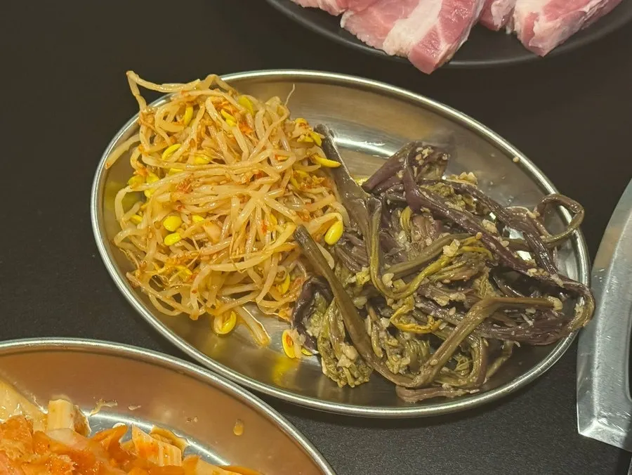 구운 김치와 삼겹살 조합