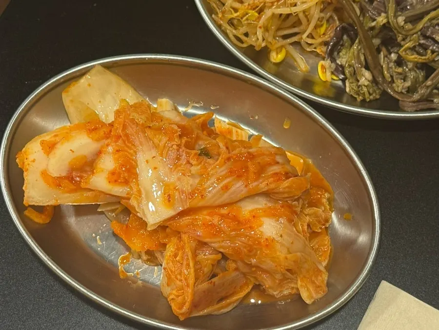 김치삼겹살 여러 곁들임