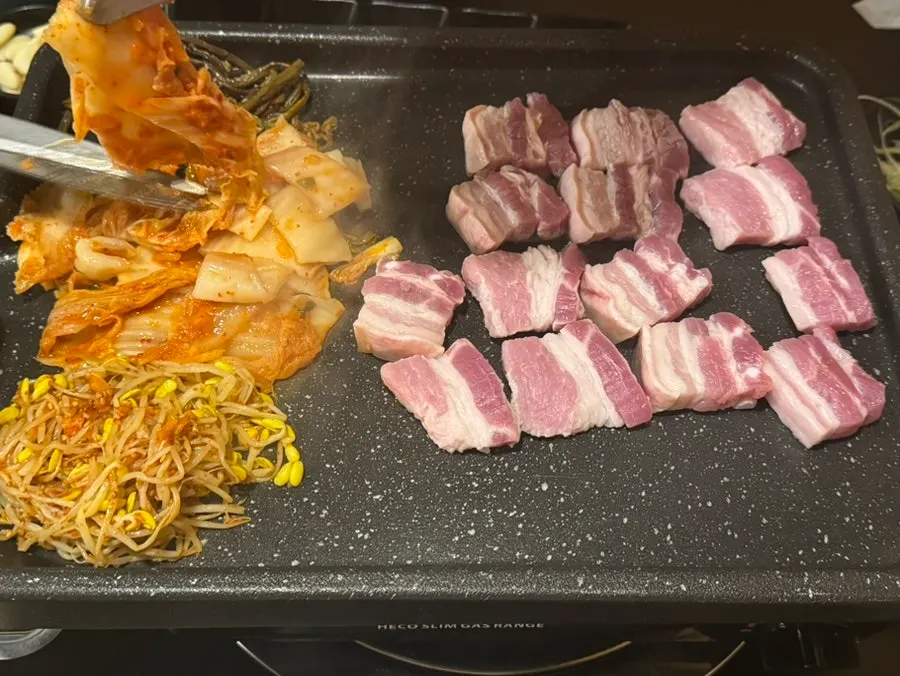 그리들 위 김치삼겹살