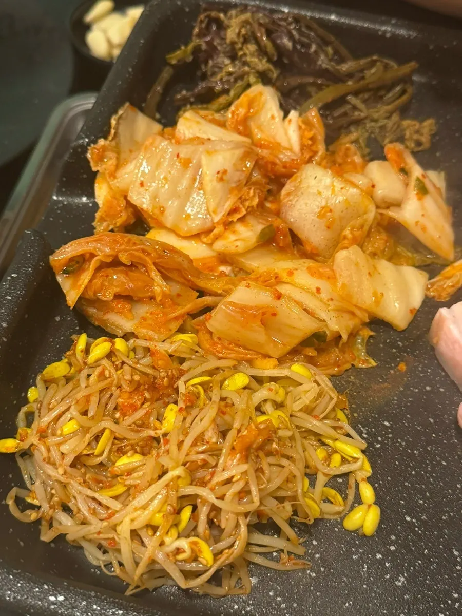 삼겹살과 구운 김치 한입
