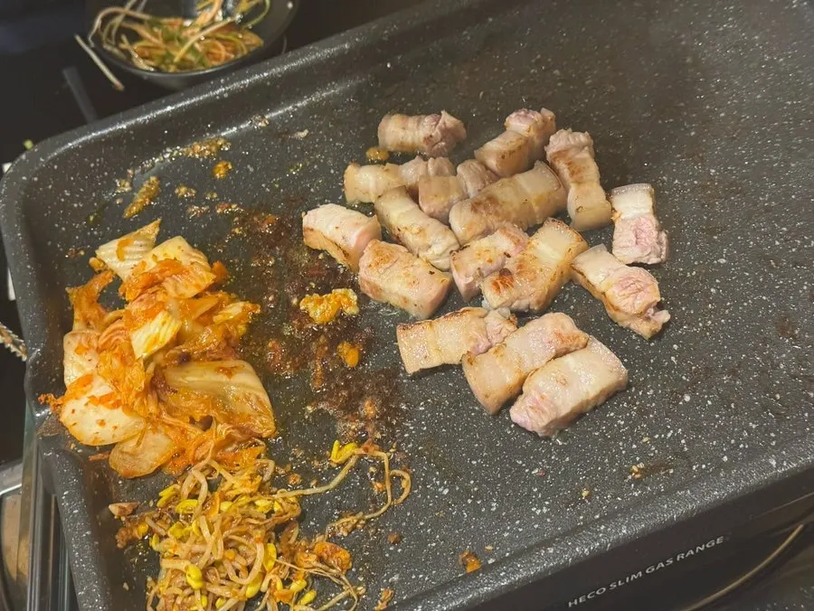김치삼겹살 식사 장면